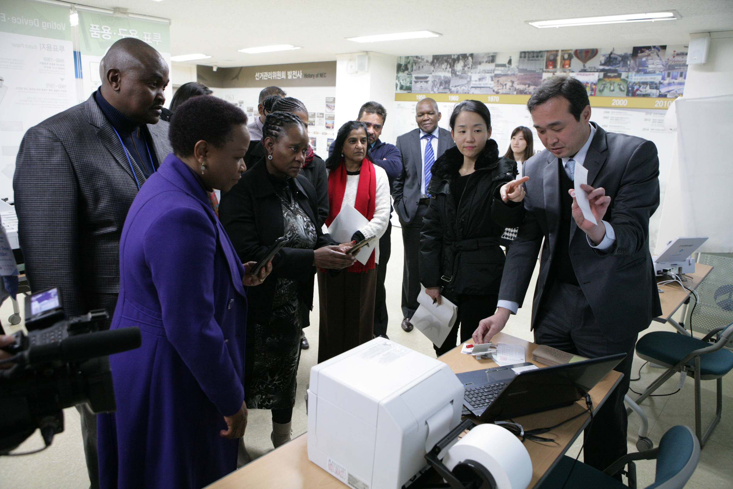 남아공 선거관계자 장비시연장면