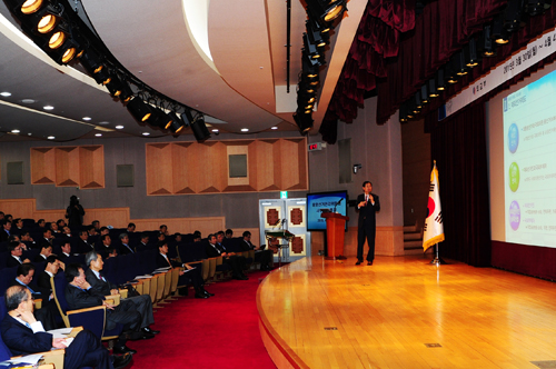 중앙선거관리위원회 김용희 사무총장은  4월 3일(금) 외교부 국제회의실에서 ‘2015년도 재외선거 관리방향’ 강연을 통해 재외공관의 엄정한 정치적 중립을 강조하였다. 