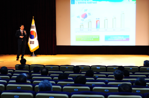 김용희 사무총장 재외선거 관리방향 제시 중앙선거관리위원회 김용희 사무총장은 4월 3일(금) 외교부 국제회의실에서 ‘2015년도 재외선거 관리방향’ 강연을 통해 재외공관의 엄정한 정치적 중립을 강조하였다.