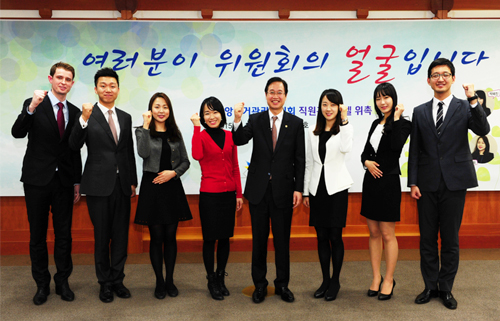 총장님과 직원홍보모델 7명 위촉식 사진, 여러분이 위원회의 얼굴입니다