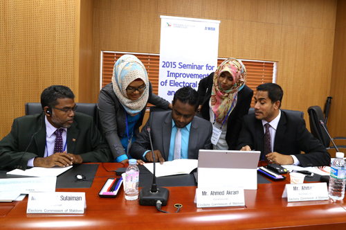 선거법제개선토론하는 외국선거관계자2