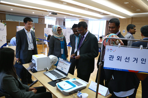 사전투표참관하는 외국선거관계자 (2)