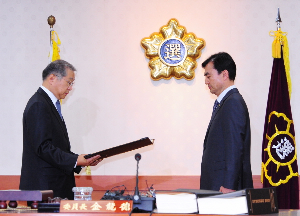 19대 대통령선거 당선인 결정 위원회의 및 수여식 관련이미지3