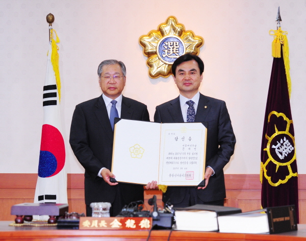 제19대 대통령선거 당선인 결정 위원회의 및 수여식 관련사진5