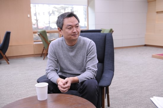 강윤성 감독 인터뷰 모습