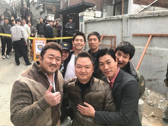 영화 범죄도시 촬영장 단체 사진