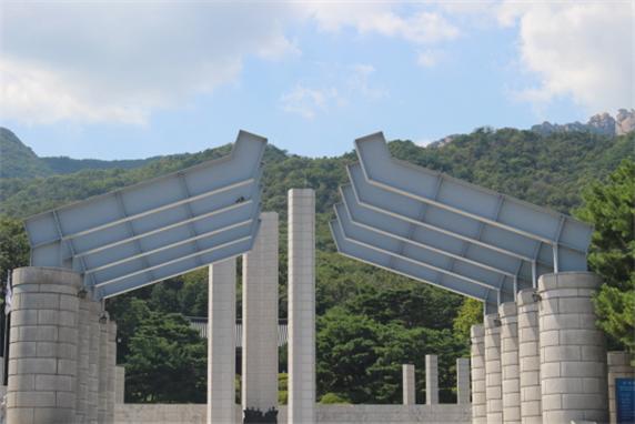 국립 4·19 민주묘지에 있는 기념탑 사진