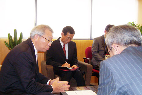  현지특파원과의 인터뷰사진